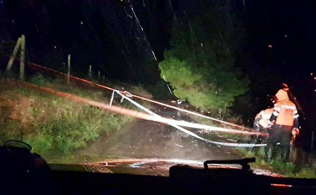 Un dispositivo de 40 efectivos trabaja en las nueve carreteras que siguen cerradas al tráfico por las lluvias