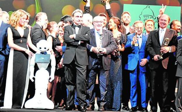 Mendoza y Fuertes reciben Antenas de oro