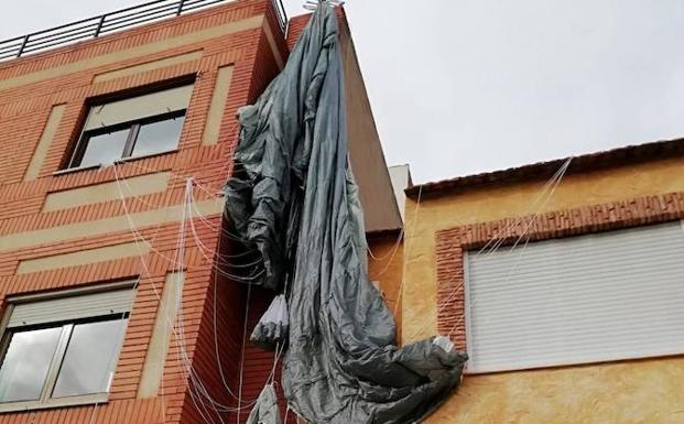 «Una clienta del estanco nos dijo que en la fachada había un paracaidista»