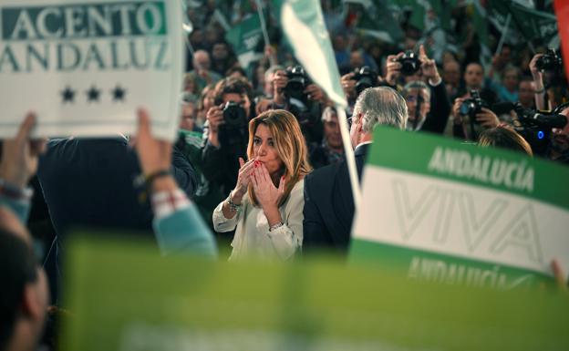 Susana Díaz suspende un acto público en Sevilla por una protesta violenta de taxistas