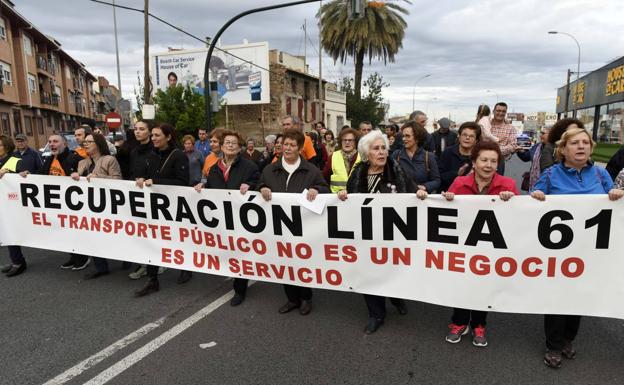 Vecinos de El Palmar, San José de la Vega, Aljucer y San Ginés exigen en la calle la línea 61