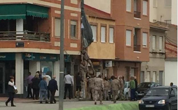 El teniente coronel del Ezapac recibe el alta en 24 horas tras un accidente paracaidista