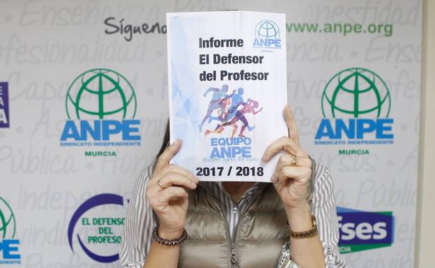 «Se me puso de pie en el aula y comenzó a decirme que tenía que darle el móvil»