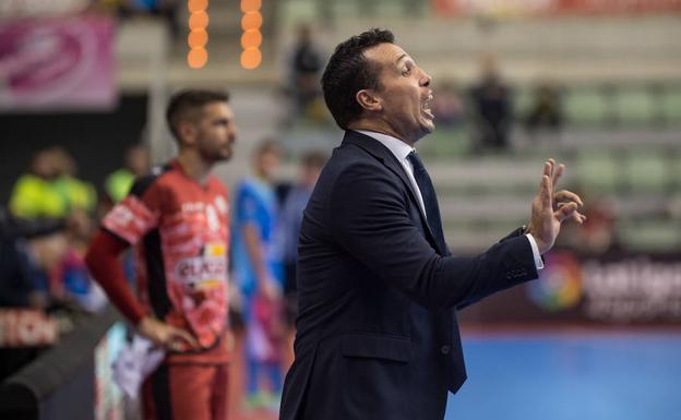 Giustozzi acusa al banquillo del Jaén de «hacer el payaso»