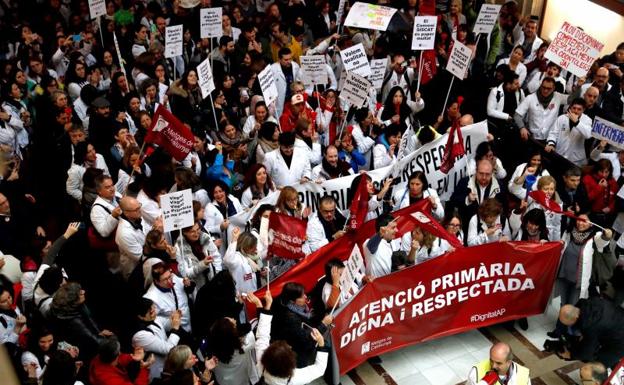 Seguimiento masivo de la huelga de médicos en Cataluña