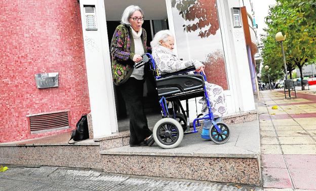 Una anciana muere tras dos años pidiendo una rampa para salir a la calle en silla de ruedas