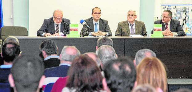 Gómez Vizcaíno recorre la historia del Cuartel de Antiguones en su último libro