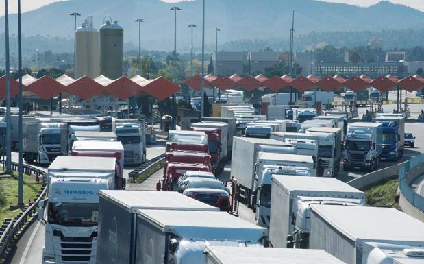 La protesta de los 'chalecos amarillos' vuelve a atrapar a miles de camiones