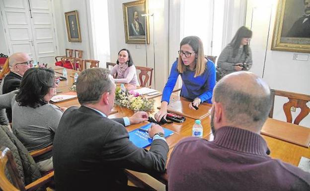 Castejón aplaza a enero las comparecencias pedidas por PP y MC y evita chocar con López