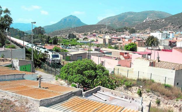 Los vecinos de Alumbres se movilizan para exigir que desvíen ya el tren de mercancías