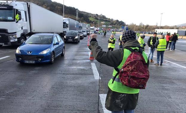 Froet reclama corredores que garanticen el paso de camiones a Francia