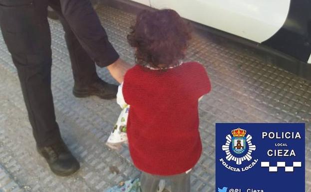 La Policía Local de Cieza rescata a una niña de dos años que iba sola por la carretera nacional
