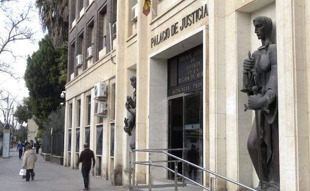 Juzgarán a un presunto exhibicionista que atacó con una pistola de clavos al padre de una posible víctima