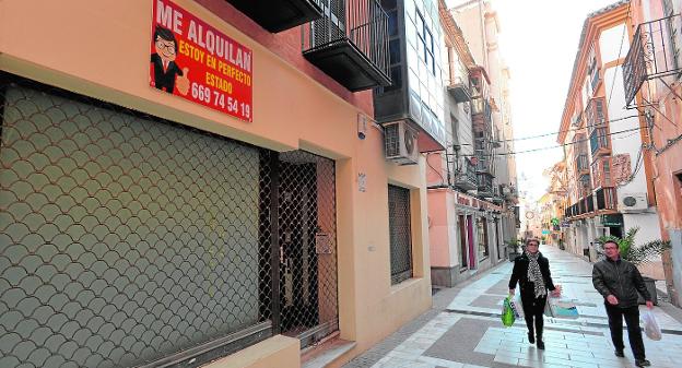 Bajos comerciales en lugares estratégicos del casco antiguo de Lorca llevan años sin ser ocupados