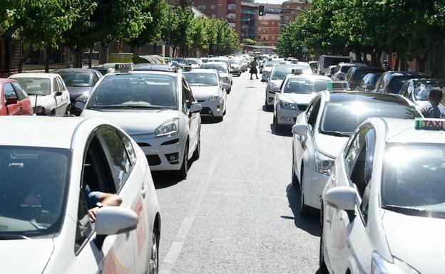 Taxistas de quince municipios colapsarán hoy el centro de Murcia