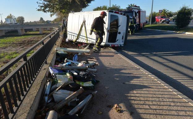 Dos heridos tras quedar atrapados en el interior de una furgoneta en Lorca
