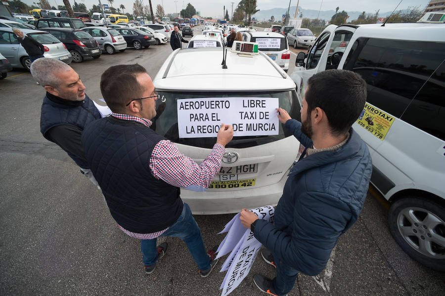 Taxistas de 15 municipios protestan en Murcia para poder operar en el nuevo aeropuerto