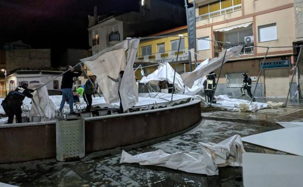 Las rachas de viento de 80 kilómetros destrozan la carpa de la Feria del Comercio en Ceutí