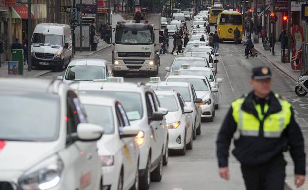 Taxistas de 15 municipios protestan en Murcia para poder operar en el nuevo aeropuerto