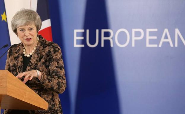 May continúa con la venda del 'brexit'