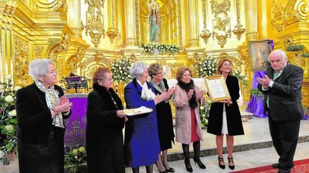 La Archicofradía del Rosario entrega su Medalla de Oro al Coro de Damas de la Amargura