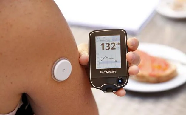 Medidor de glucosa flash, el dispositivo que permite a los diabéticos  controlarse sin pincharse los dedos