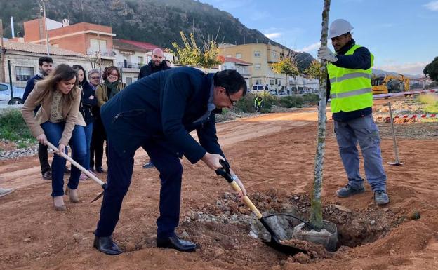 Comienzan a plantar 1.800 árboles de 25 especies en la Vía Verde