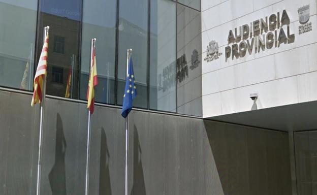 Una divorciada pierde la casa por disfrutarla con otro hombre y pillarla un detective