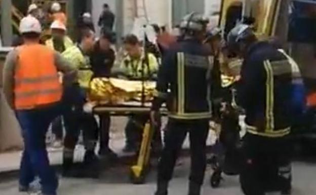 Un trabajador cae a un agujero de cinco metros de profundidad junto al edificio del Antiguo Correos