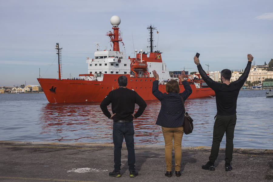 El 'Hespérides' zarpa hacia la Antártida para sostener 24 proyectos científicos