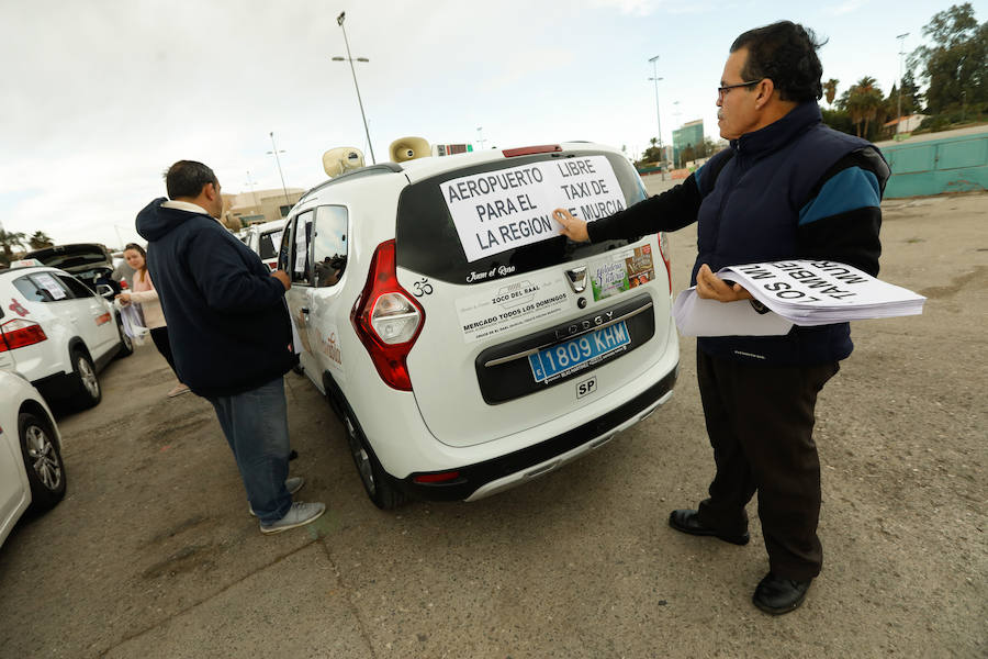 Protesta de los taxistas de la Región por el aeropuerto de Covera