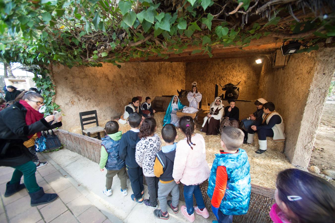 Los escolares conocen el belén viviente de El Raal