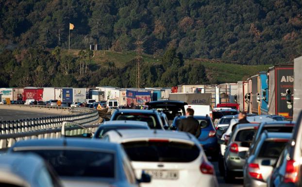 Los transportistas murcianos cambian sus rutas para evitar cortes de carretera en Calatuña