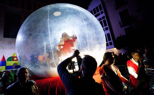 Una bola de nieve trae a Papá Noel a Murcia