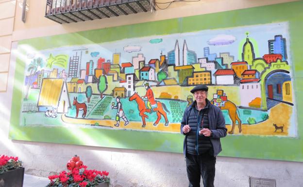 El Museo Ramón Gaya luce en su fachada el colorido belén de Esteban Linares