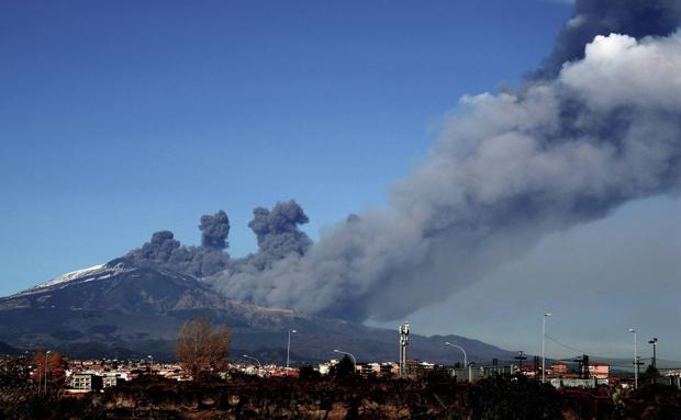 El volcán Etna entra en erupción en Sicilia