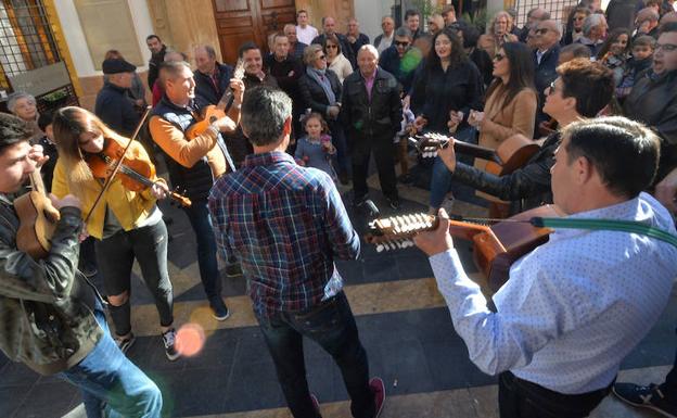 El centro de Lorca se llena de cánticos de Pascua