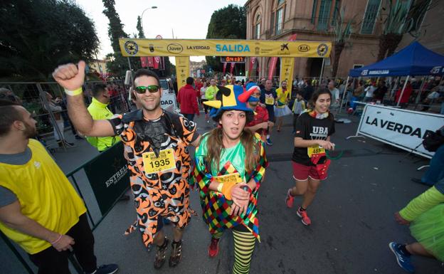 Deporte, disfraces y buen ambiente en la San Silvestre de Murcia
