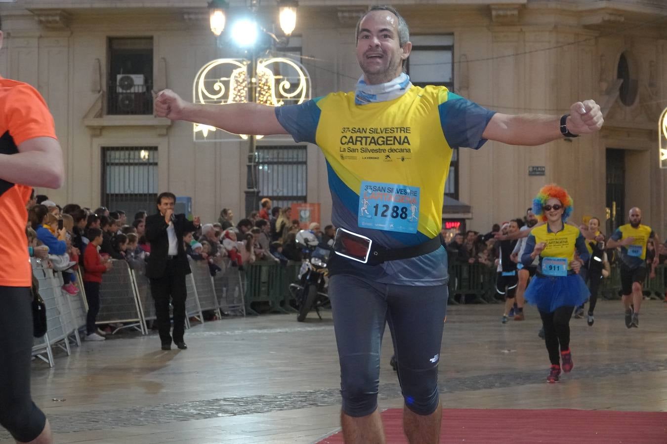 Los corredores llegan a la meta de la San Silvestre de Cartagena 2018