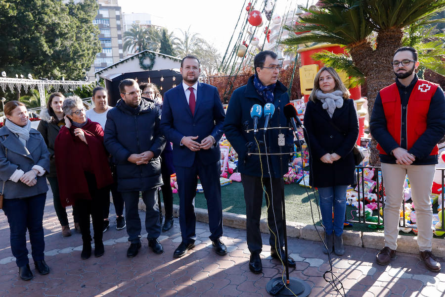 Donan 3.250 juguetes en el árbol de Navidad de la Plaza Circular