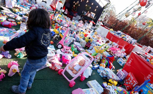 Donan 3.250 juguetes en el punto solidario del Gran Árbol de la Circular