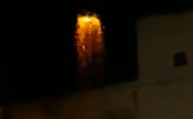 Susto al incendiarse la chimenea de una vivienda en el Raal
