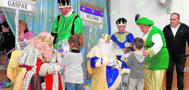 Visita adelantada de los Reyes Magos a los niños