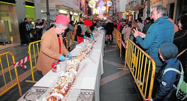 Una lluvia de confeti y más de 1.200 cohetes para recibir a los Reyes Magos en Lorca