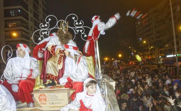 Los Reyes lanzan hoy en Cartagena 18.000 peluches, tres mil caramelos y 65.000 bolsas de gominolas