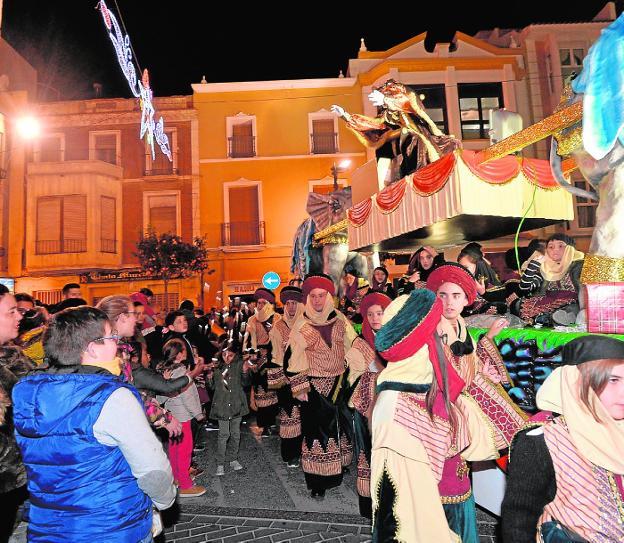 Marionetas y hadas escoltan a los Reyes Magos en Lorca desde La Viña a la Plaza de España