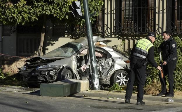 Arrasa los árboles y un semáforo y se empotra en La Convalecencia por un exceso de velocidad