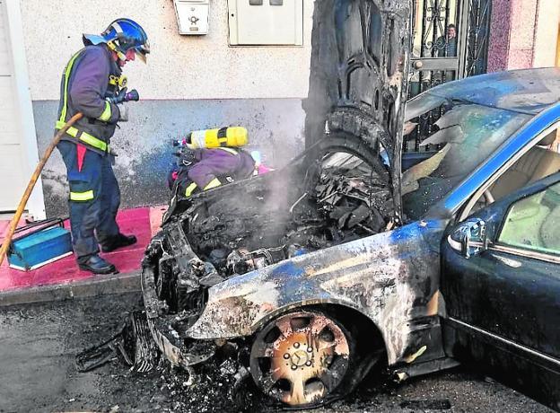 Una oleada de incendios provocados arrasa tres coches y ocho contenedores en Alcantarilla