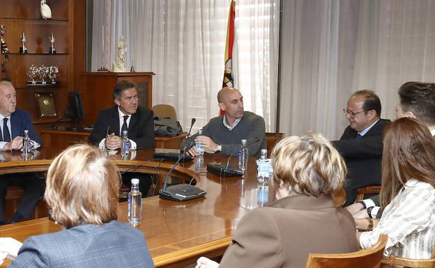 La RFEF desarrollará la responsabilidad social en el fútbol español de la mano de una cátedra de la UCAM