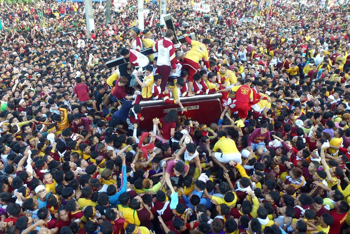 Todos quieren tocar al Nazareno Negro